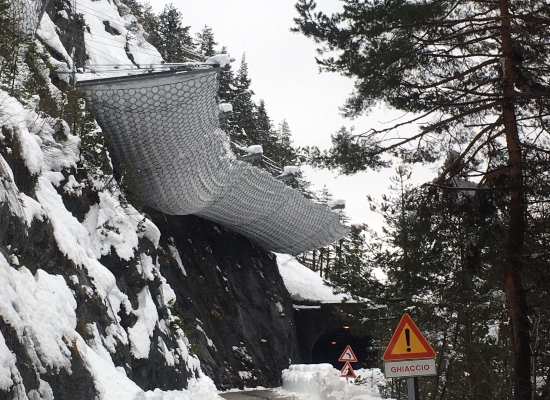 Le barriere paramassi deformate dalla neve ( Foto Idir srl 2020 )    