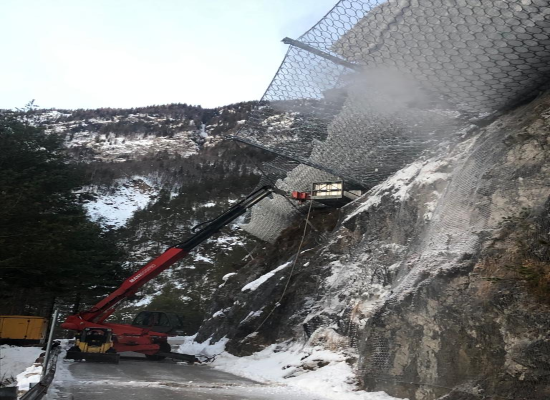 Le operazioni di svuotamento delle barriere paramassi deformate dalla neve mediante getti di  acqua  calda in  pressione e mediante scuotimento delle barriere.