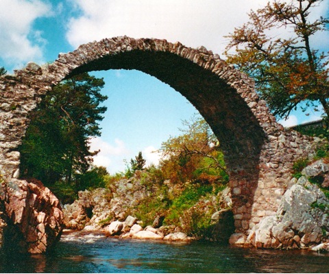 vecchio-ponte-in-pietra-con-arco