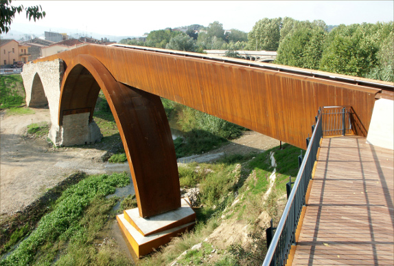 Ristrutturazione di un antico ponte romano mantenendo la tipologia ad arco e a via superiore