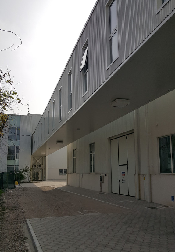 Fig. 7 – Vista esterna di un collegamento pedonale tra due ali di un edificio