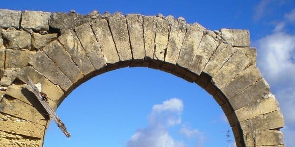 Chi ha inventato l'arco (in architettura)?